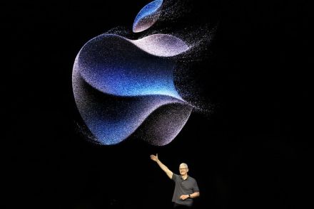 アップルの「AI搭載iPhone」は買い替え起爆剤になるか？　WWDCに期待