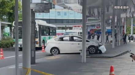 JR千葉駅前ロータリー　タクシーがバス乗り場歩道に突っ込み柱に衝突　3人けが
