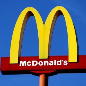 「飲み物まずくなる」マクドナルド　話題の「プラスチックストロー」復活を否定…なお高まる「紙ストロー不要」の声