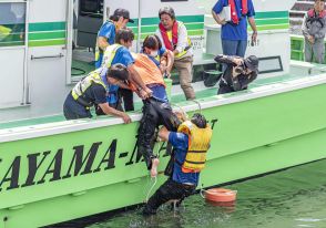 夏に多発する水難事故に備えよう、東京湾遊漁船業協同組合が落水社救助訓練