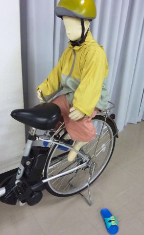 自転車の後ろの子、はみ出し注意　接触や後輪巻き込み、骨折も多発