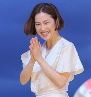 「可愛すぎて溶けるかと」美人女優降臨に場内ざわつく　白ドレスまぶしく「キラキラしてた」「美人すぎた」