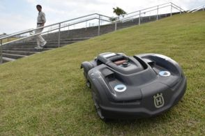 ロボットが２４時間芝刈り