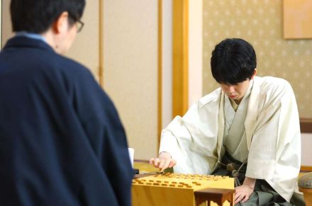 ヒューリック杯棋聖戦第１局始まる　先手は山崎隆之八段、相掛かり戦法に