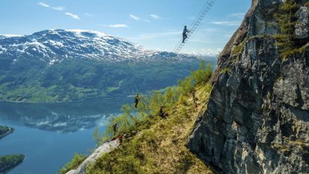 「天空に浮かぶはしご」、ノルウェーの村に開通