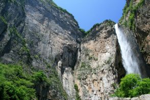 「天の川が流れ落ちるような」滝、水源は水道管？　中国