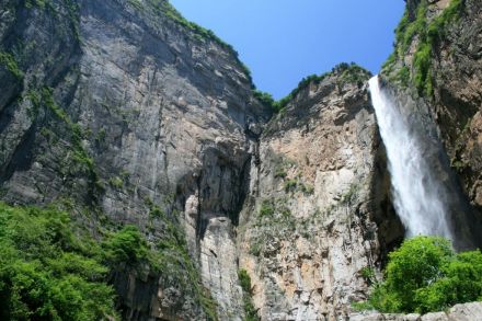 「天の川が流れ落ちるような」滝、水源は水道管？　中国