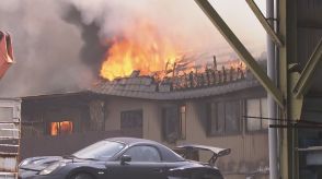 「炎と煙が見える」と消防に通報　2階建て建物が焼ける火災　けが人や逃げ遅れの情報はなし　愛知・豊川市