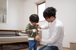 子育て中の父親、7割が「大変」「やめたい」。4割が「仕事・通勤」に10時間以上、睡眠に影響も。東京・豊島区が調査