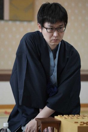 第95期棋聖戦第1局　山崎八段、独創的37手目　7筋の歩を5段目に　相掛かりに藤井棋聖は自然な応対