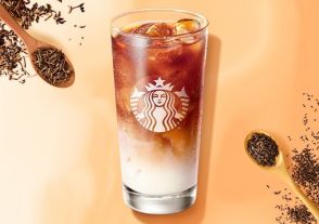 スタバ「ほうじ茶&クラシックティーラテ」を定番化、紅茶×ほうじ茶にホワイトモカフレーバーシロップとフレッシュクリーム、通年販売スタート/スターバックスコーヒー