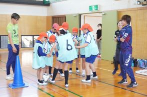 「思いやりを忘れないで」　人権スポーツふれあい教室　岡山湯郷ベル選手と小学生が交流／岡山・津山市