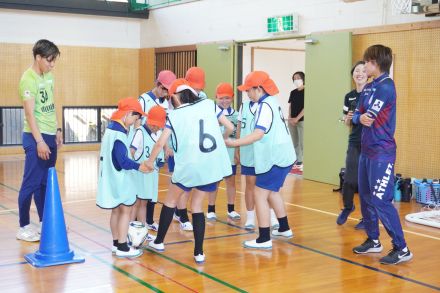 「思いやりを忘れないで」　人権スポーツふれあい教室　岡山湯郷ベル選手と小学生が交流／岡山・津山市