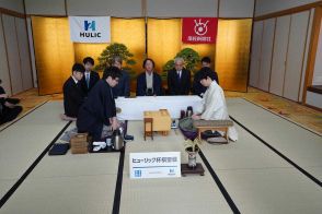 第95期棋聖戦第1局　藤井棋聖　開幕局はスローペース　午後のおやつ時点で46手