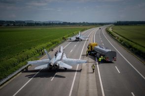 スイス空軍、高速道路で離着陸演習