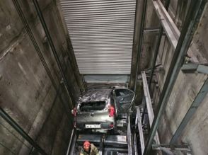 韓国・駐車タワー6階から軽自動車墜落…エレベーターのドア破り落ちる