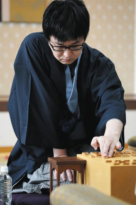 山崎隆之八段、「うっかりが…」強敵・藤井聡太棋聖を前に判断誤る「辛抱する指し方を選ばなければいけなかった」【棋聖戦第1局】