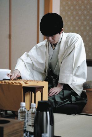 先勝の藤井聡太棋聖「まずはいいスタートを切れた」最年少での永世称号獲得へ「しっかり準備を」【棋聖戦第１局】