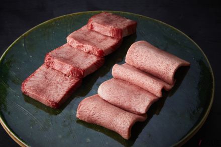 繁華街にあるフラワーショップの奥に隠れた焼肉店!? 1コースのみで良質で希少な肉を味わえる“完全紹介制”の店とは