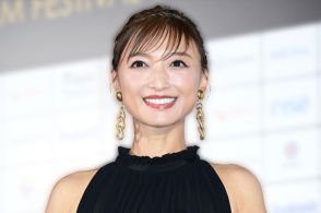 ＜望月理恵＞ボディーラインが際立つ超ミニゴルフコーデ　コンペの写真を公開