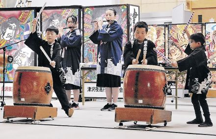 笛、太鼓威勢よく　小矢部・津沢夜高祭７日開幕　３０チームが競演会