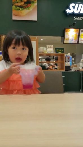 フードコートでふざけたパパ、1歳娘に怒られる→8年後の“再現”が1185万再生　笑えるのに涙が出る光景に「大きくなった！」「泣ける」