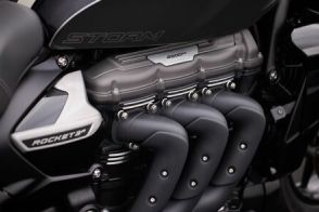 量産バイクでは最大排気量を持つ、名門トライアンフの最新モデル「ロケット3ストーム」シリーズの存在感