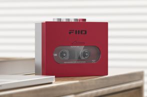 FIIO、ポータブルカセットプレーヤー「CP13」に新色“レッド”と透明モデル追加