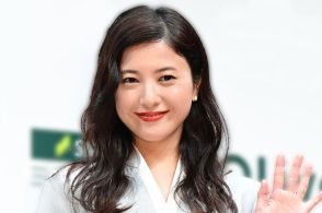 ＜吉高由里子＞柄本佑とのオフショット公開　顔を寄せ合いピース！　「直前まではヘラヘラ」と撮影の裏側明かす