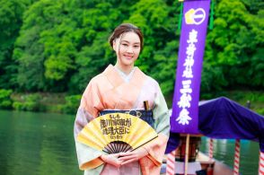 ＜観月ありさ＞格子柄の振り袖姿で京都・嵐山のお祭りに参加　撮影では13キロもある十二単の重さが印象的