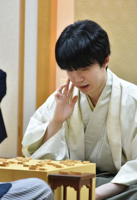 ロマン打ち砕くリアリズム　藤井棋聖が後手番先勝で好発進　ヒューリック杯第95期棋聖戦五番勝負第１局