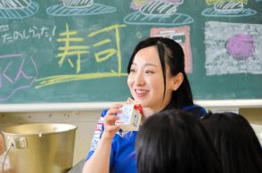 藤沢五月“先生”登場に生徒大歓声　来年日本選手権開催の横浜の小学校訪問　給食モグモグタイムでは質問攻め「牛乳すごく飲んでた」