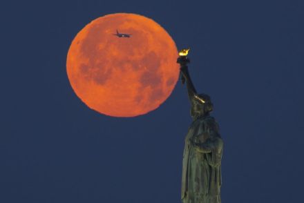 「夏至の月」と「赤色巨星」「夜行雲」が楽しめる6月の夜空