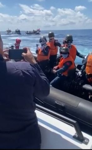 中国海警船、病兵搬送中の船を妨害 比沿岸警備隊が動画公開