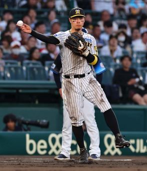 【阪神】佐藤輝明、三塁でノリノリ軽快ランニングスロー連発　甲子園ファンから大きな拍手