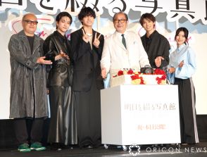 佐野晶哉、平泉成の80歳誕生日をサプライズ祝福「僕が主演する時は成さんに出てもらうんで！」