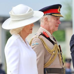カミラ王妃、ブリジット・マクロン大統領夫人との手つなぎを拒否　式典でカメラがキャッチ
