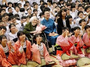 柴田理恵さん、母校の富山・八尾中を母と訪問　作詞の校歌聴きエール「自分の人生歩んで」