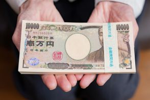 結婚が決まり、祖母が「現金100万円」をくれました。「お祝いだから大丈夫」とのことですが、大金ですし申告などは不要なのでしょうか…？