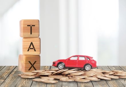 5月に車を買い替えようとしたら、妻から「年度初めは税金が損にならないの？」と聞かれました。自動車税に損得ってあるのでしょうか？