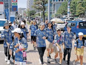 青空の夏日、青着て歩く　日本代表ユニホーム　７月のなでしこ復興支援試合ＰＲ　澤穂希さんら３００人、金沢で