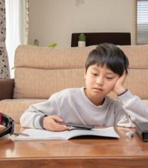宿題をしない子どもを叱りながらやらせている…。帰宅後30分で子どもが宿題をするようになる「何もしない」習慣