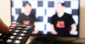 テレビで「いじる」ことの危険性、人気作家が指摘する「いじり」が差別と同調圧力を生む理由