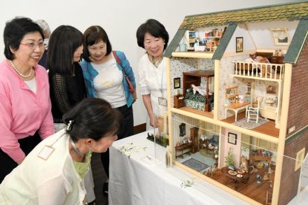 福島市の浅野寿子さん　ドールハウス個展を初開催　４０年間で制作した全作品を展示　６月９日まで　市写真美術館