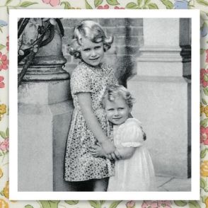 幼少期にエリザベス女王とマーガレット王女が着用した、貴重な子ども服がオークションへ！