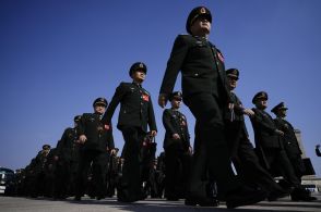 中国軍人の凶悪犯罪相次ぐ　内部教材で腐敗体質が判明