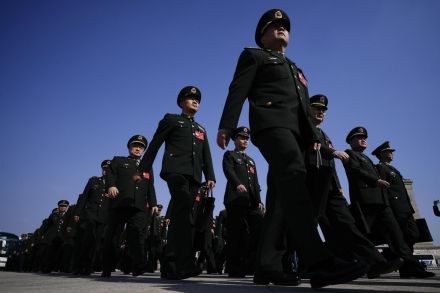 中国軍人の凶悪犯罪相次ぐ　内部教材で腐敗体質が判明