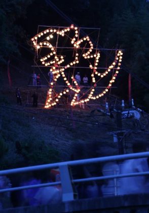 ちょうちんの明かりでゴジラ表現　岡山・笠岡で伝統行事「ひったか」