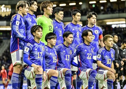 「1枚目、西部警察みたいw」サッカー日本代表12選手が飛行機の前で撮影した「迫力満点の集合写真とサングラス姿の“ボス”」が話題に!「雰囲気サイコーすぎる」の声
