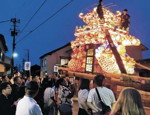 大行燈、間近で堪能　津沢夜高祭　初の特別観覧席、まち歩き